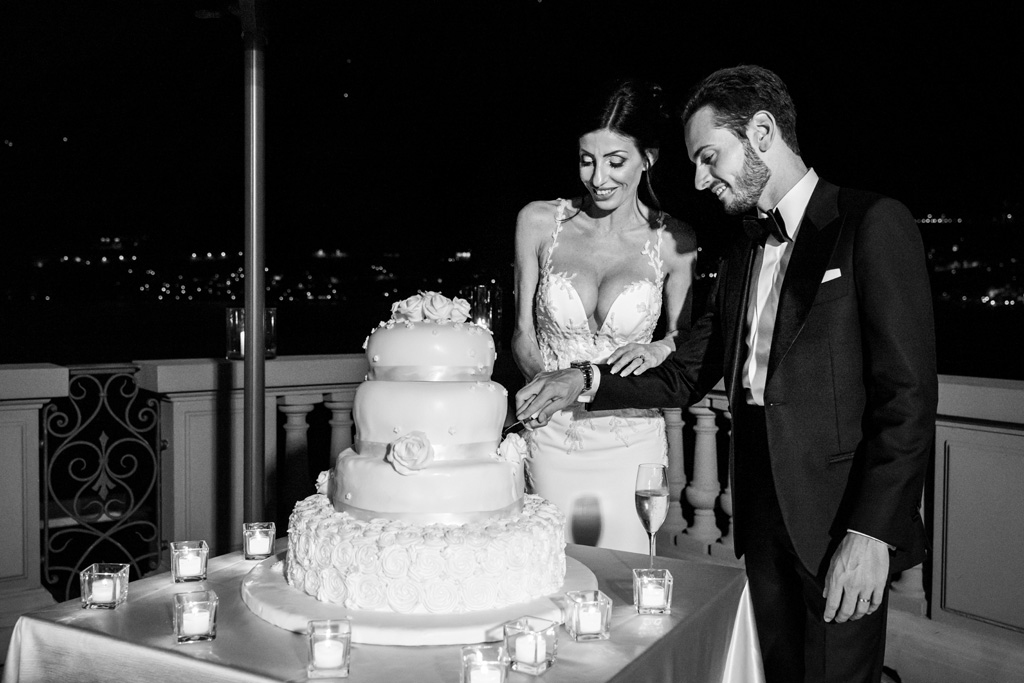 Fotografo Matrimonio Lago di Como Casta Diva Mandarin Il taglio della torta nuziale sulla terrazza del Mandarin Oriental di Blevio