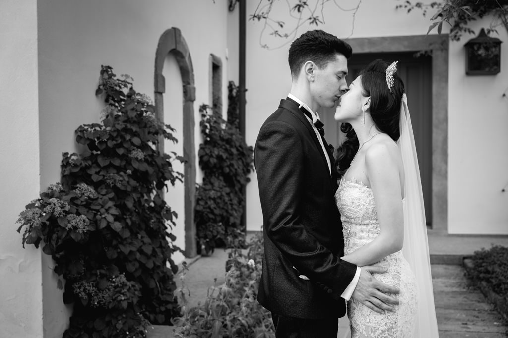 Best Destination Wedding Photographer Emotions Sposi che si Baciano Reportage