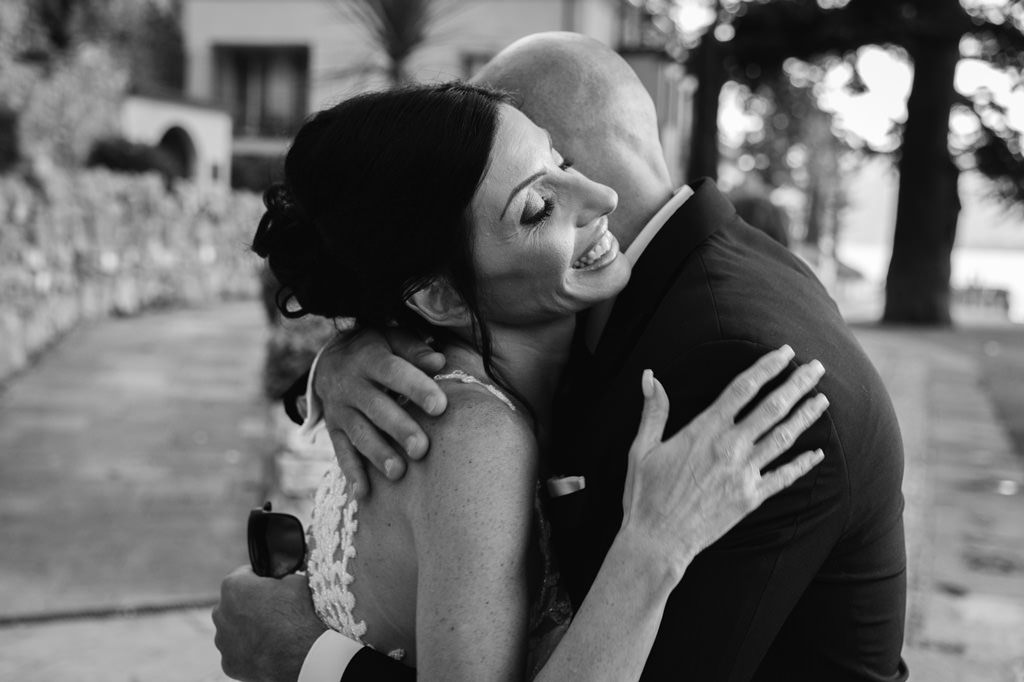 Best Destination Wedding Photographer Emotions Foto di Reportage Abbraccio Sposa