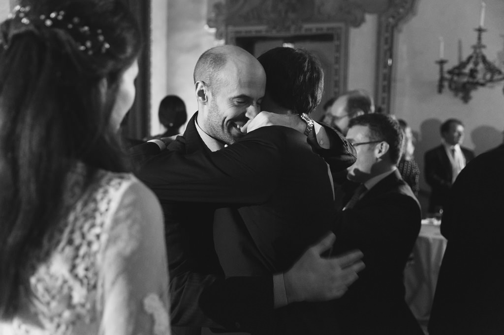 Best Destination Wedding Photographer Emotions Abbraccio dello Sposo Foto di Reportage