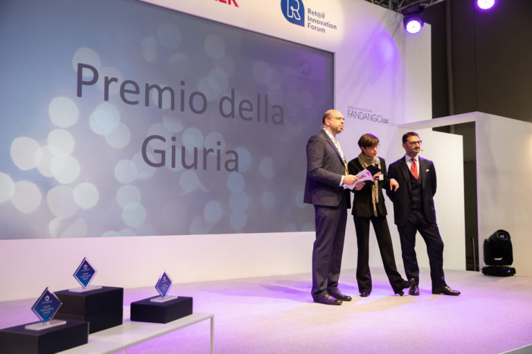 I relatori annunciano il premio della Giuria