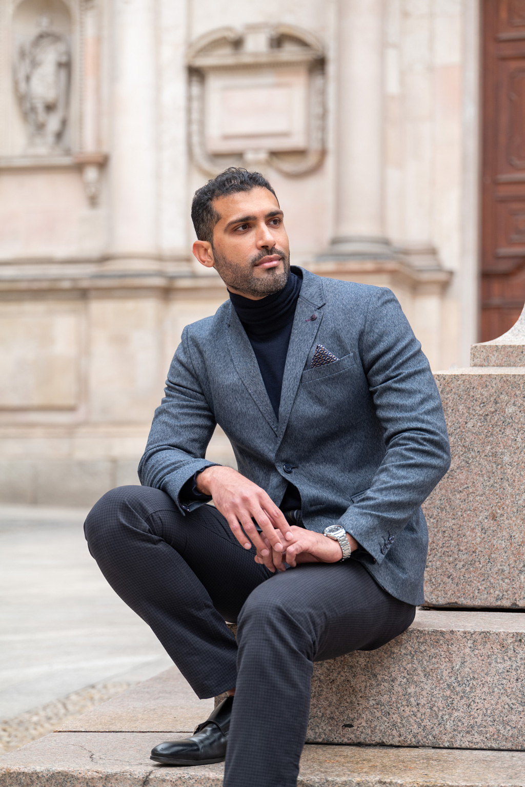 Fotografo-ritratto-esterna-Milano Ritratto di un giovane elegante seduto