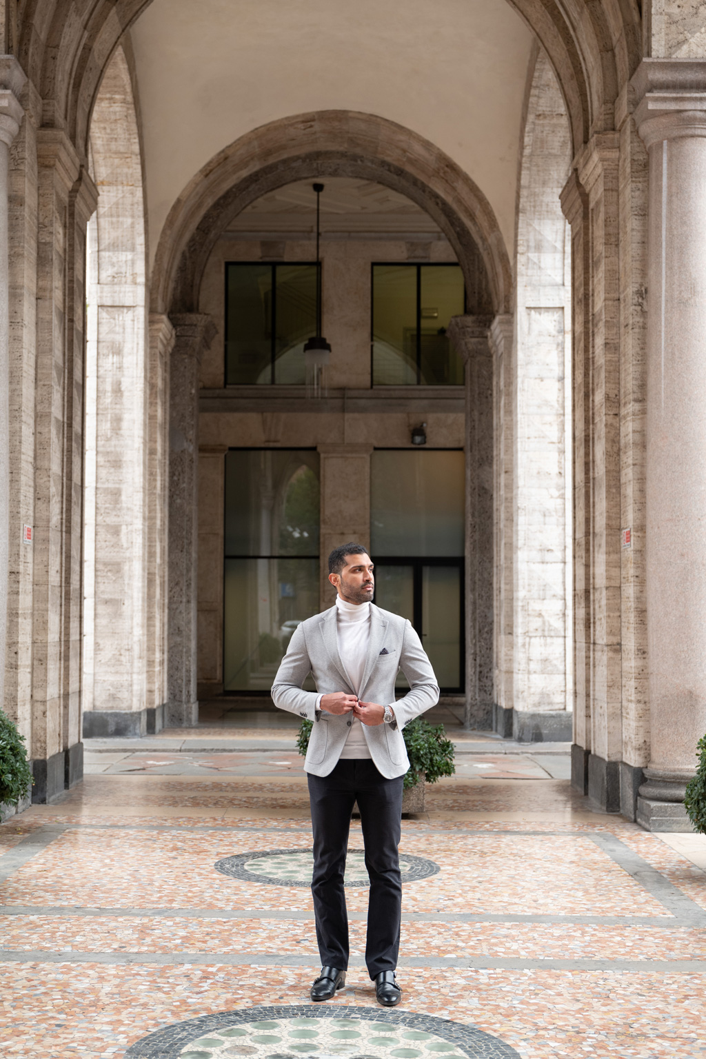 Fotografo-ritratto-esterna-Milano Ritratto di un giovane a Milano