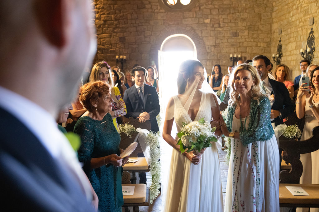 Destination Wedding Photographer Tuscany Italy L'arrivo di una sposa in chiesa
