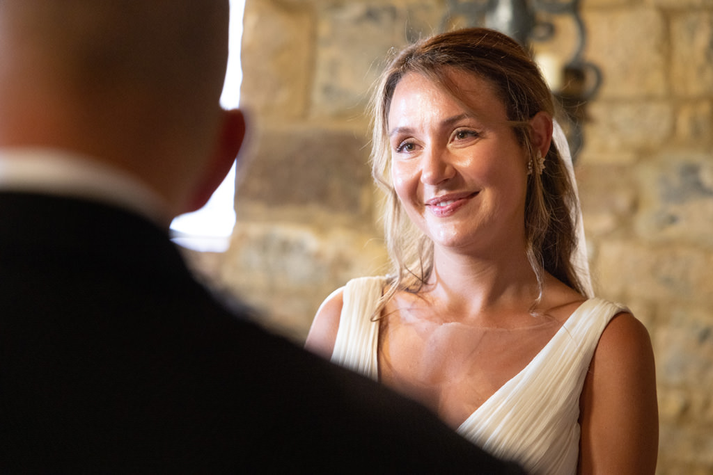 Destination Wedding Photographer Tuscany Italy Una sposa in chiesa