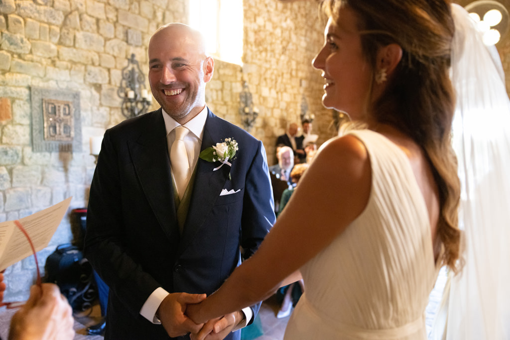 Destination Wedding Photographer Tuscany Italy Due sposi che sorridono in chiesa