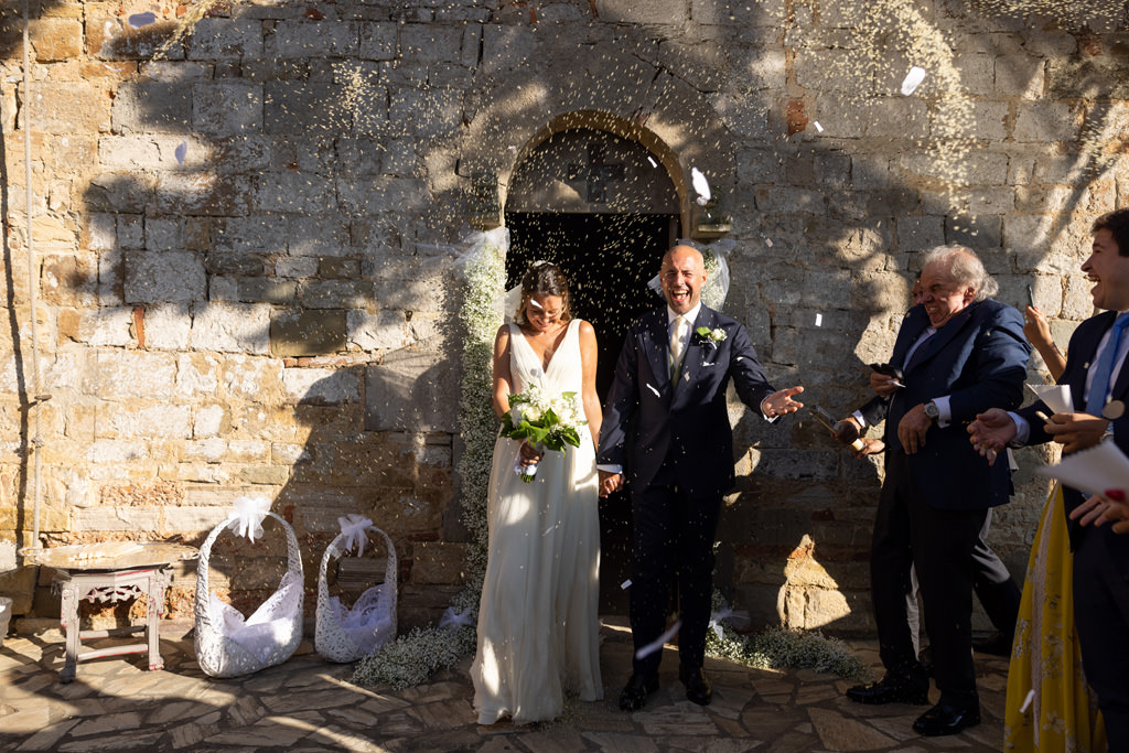 Destination Wedding Photographer Tuscany Italy Due sposi che escono da una chiesa