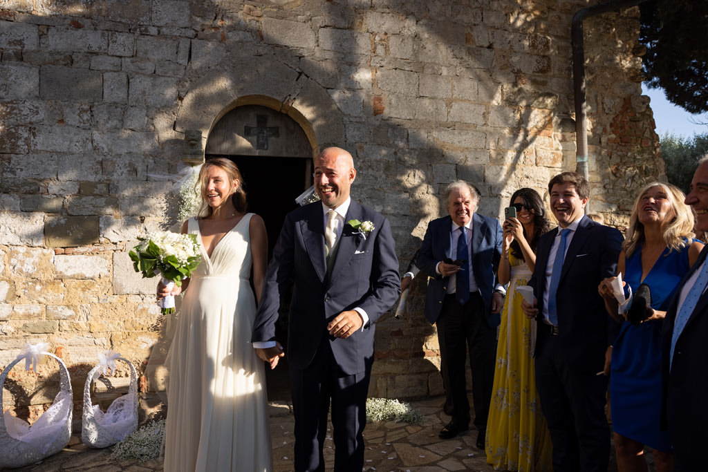 Destination Wedding Photographer Tuscany Italy Due sposi fuori dalla chiesa
