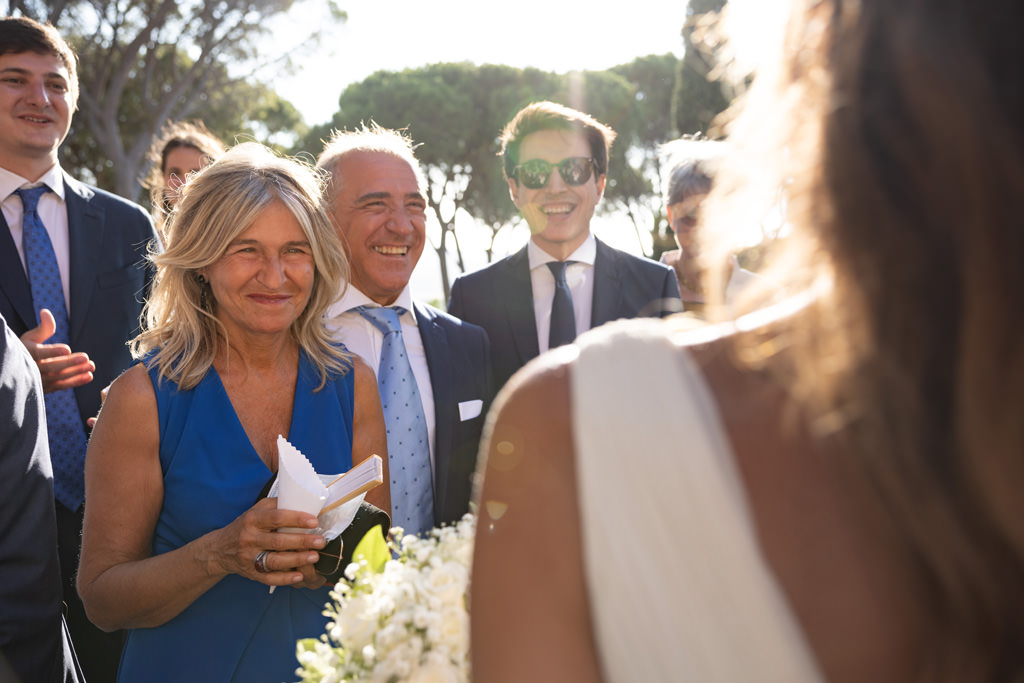 Destination Wedding Photographer Tuscany Italy Degli invitati che aspettano una sposa