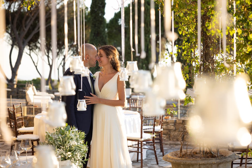 Destination Wedding Photographer Tuscany Italy Due sposi che si guardano