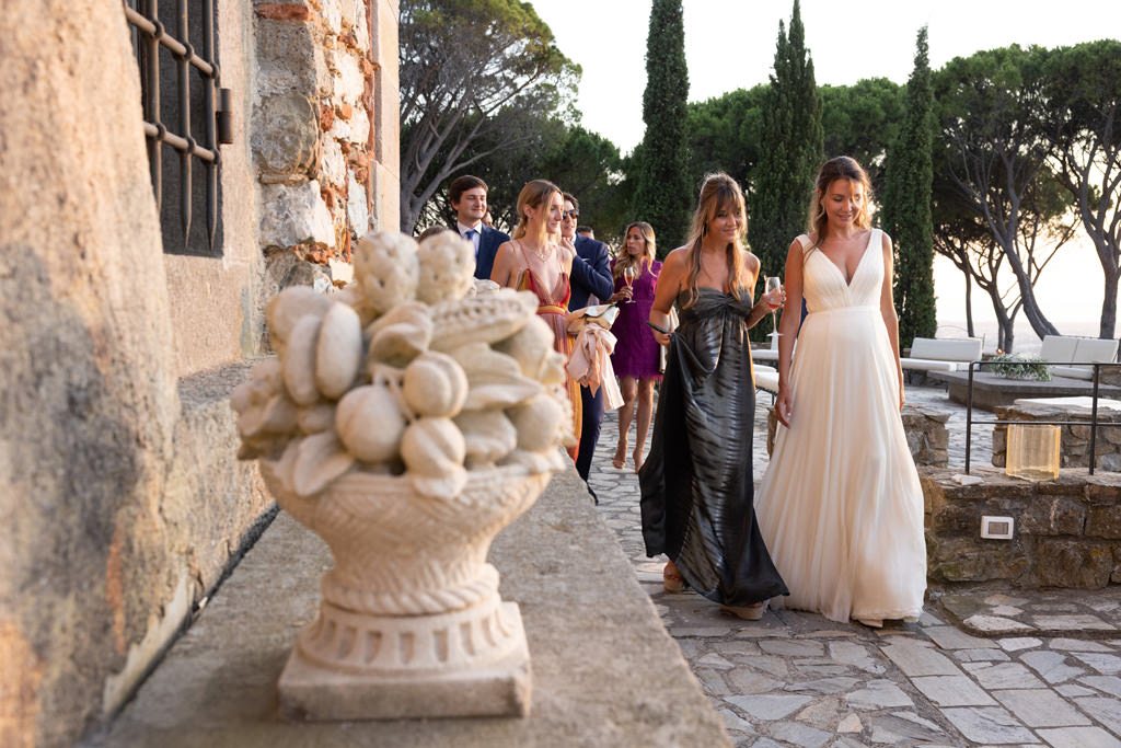 Destination Wedding Photographer Tuscany Italy Una sposa che cammina
