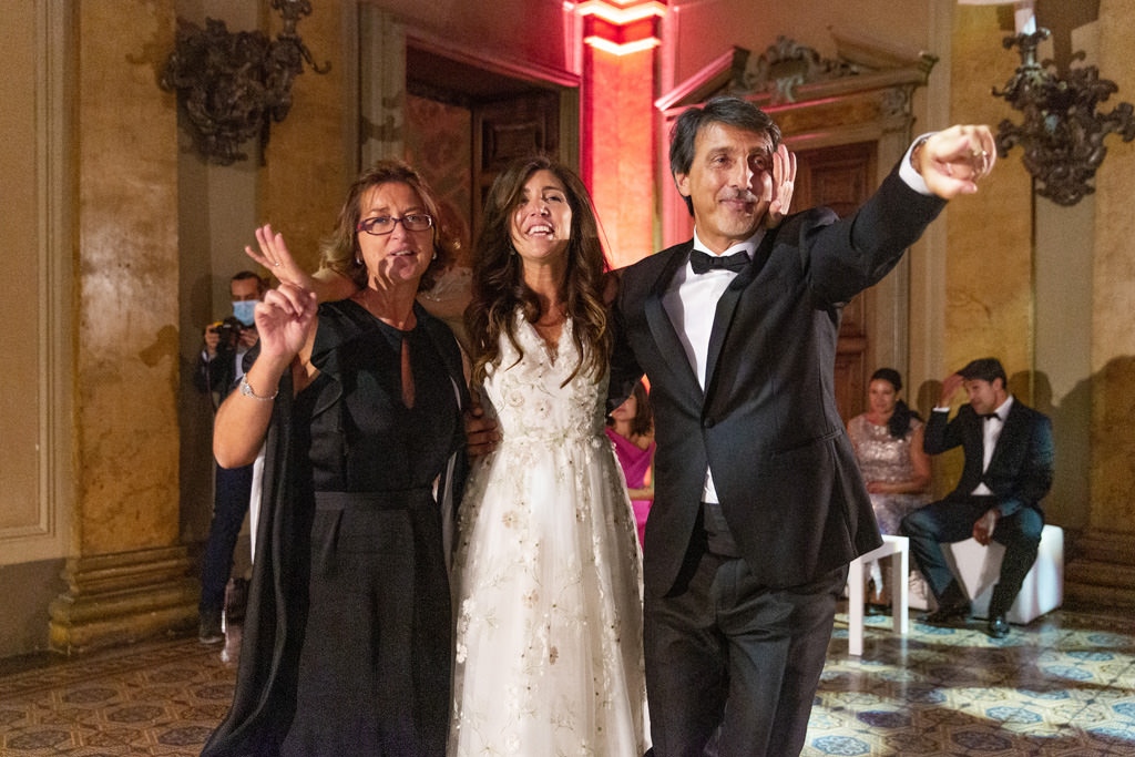Una sposa con amici a Villa Erba