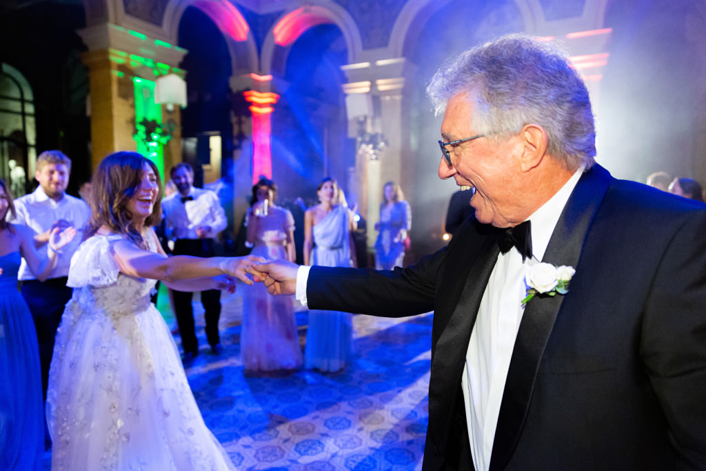 Una sposa con il padre che ballano a Villa Erba