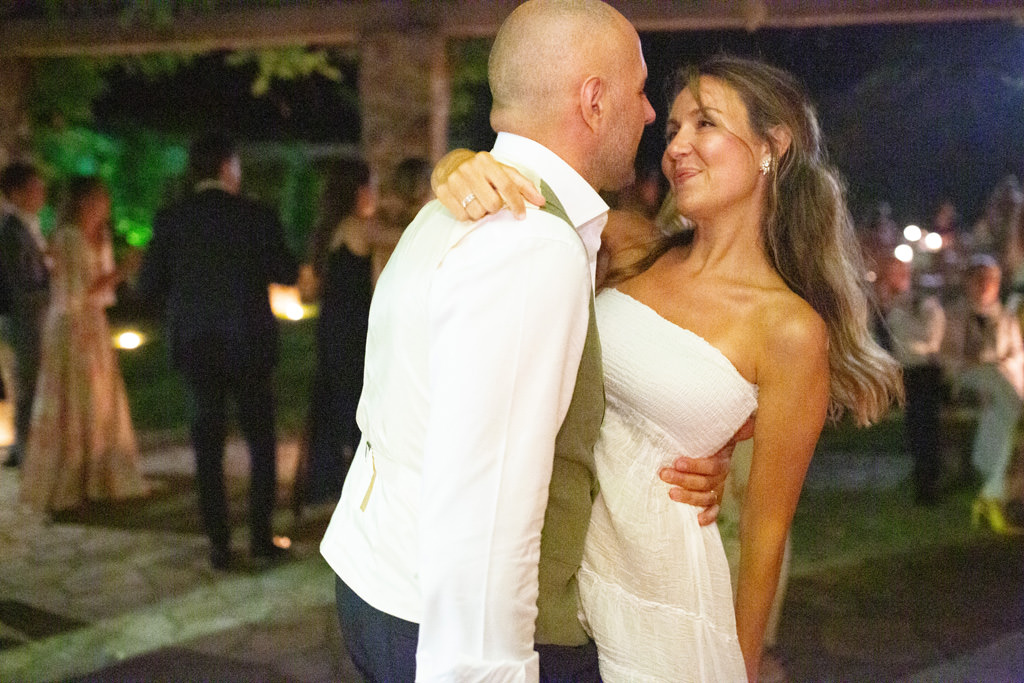 Destination Wedding Photographer Tuscany Italy Due sposi che si guardano