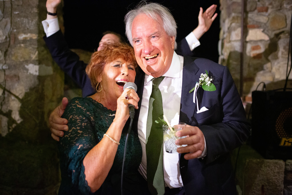 Destination Wedding Photographer Tuscany Italy Due genitori che cantano