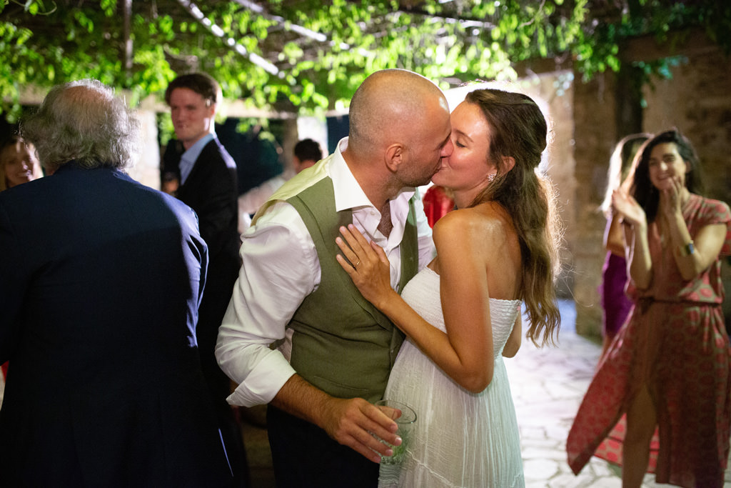 Destination Wedding Photographer Tuscany Italy due sposi che si baciano