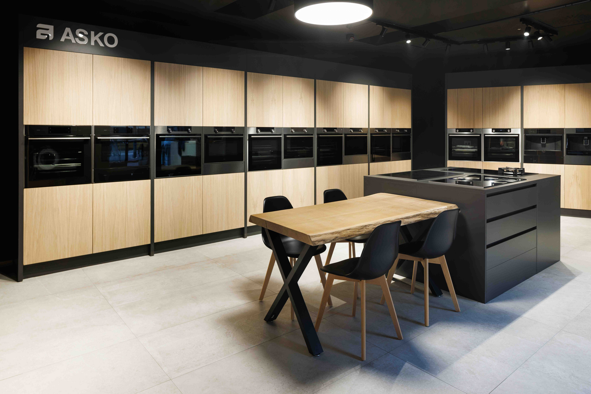 Fotografo Architettura Showroom Tavolo e sedie di legno architettura