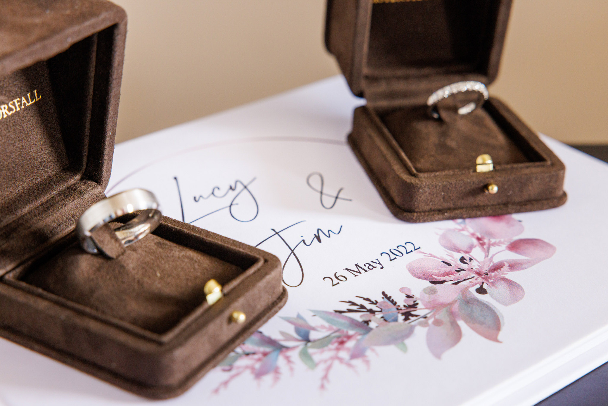 Destination Wedding Photographer Como Lake Anelli degli sposi
