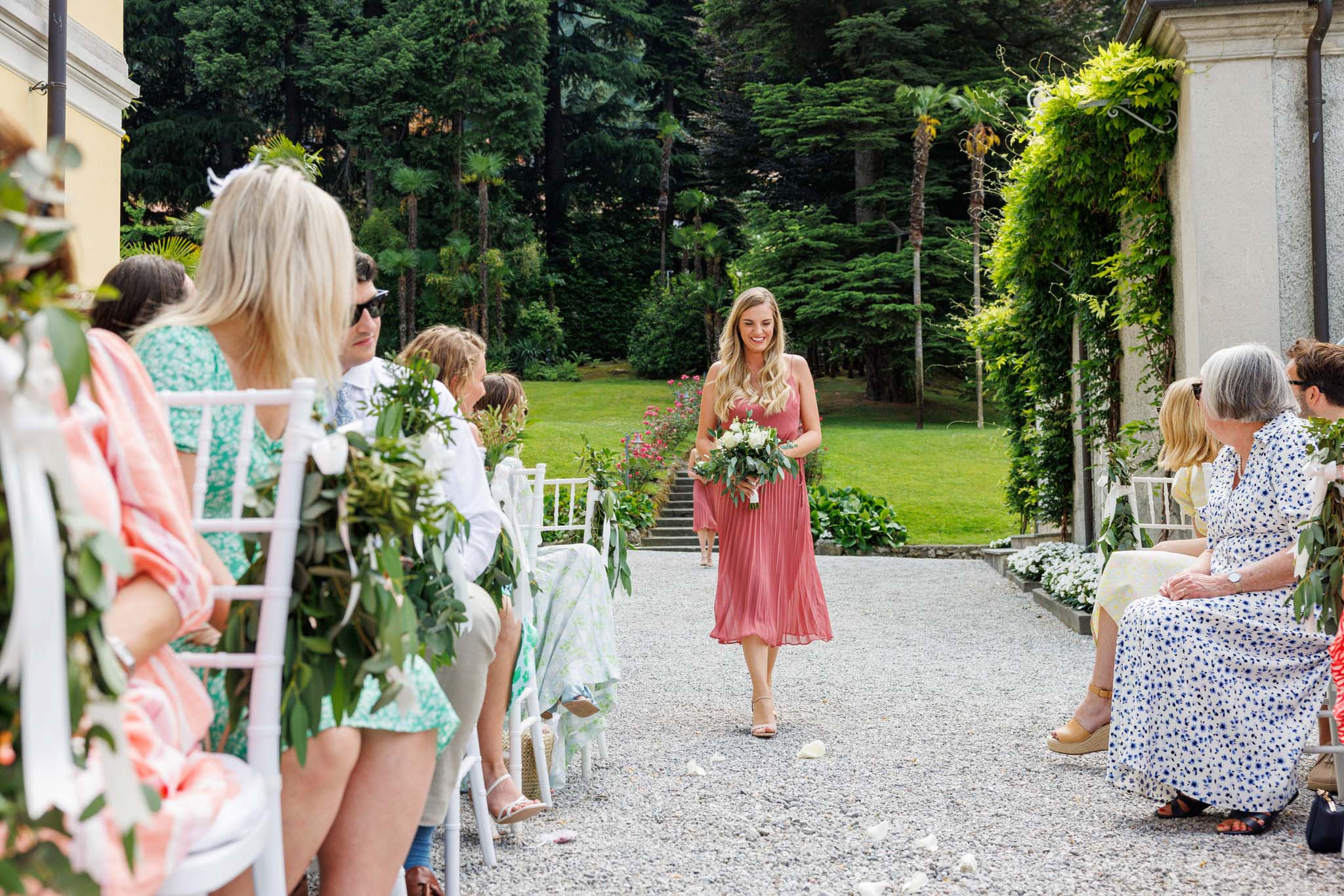 Destination Wedding Como Lake Damigella su navata ad un matrimonio sul lago di Como