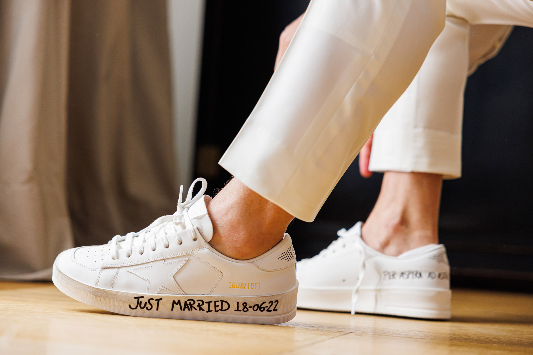Destination Wedding Tuscany Le scarpe dello sposo durante la preparazione del suo matrimonio