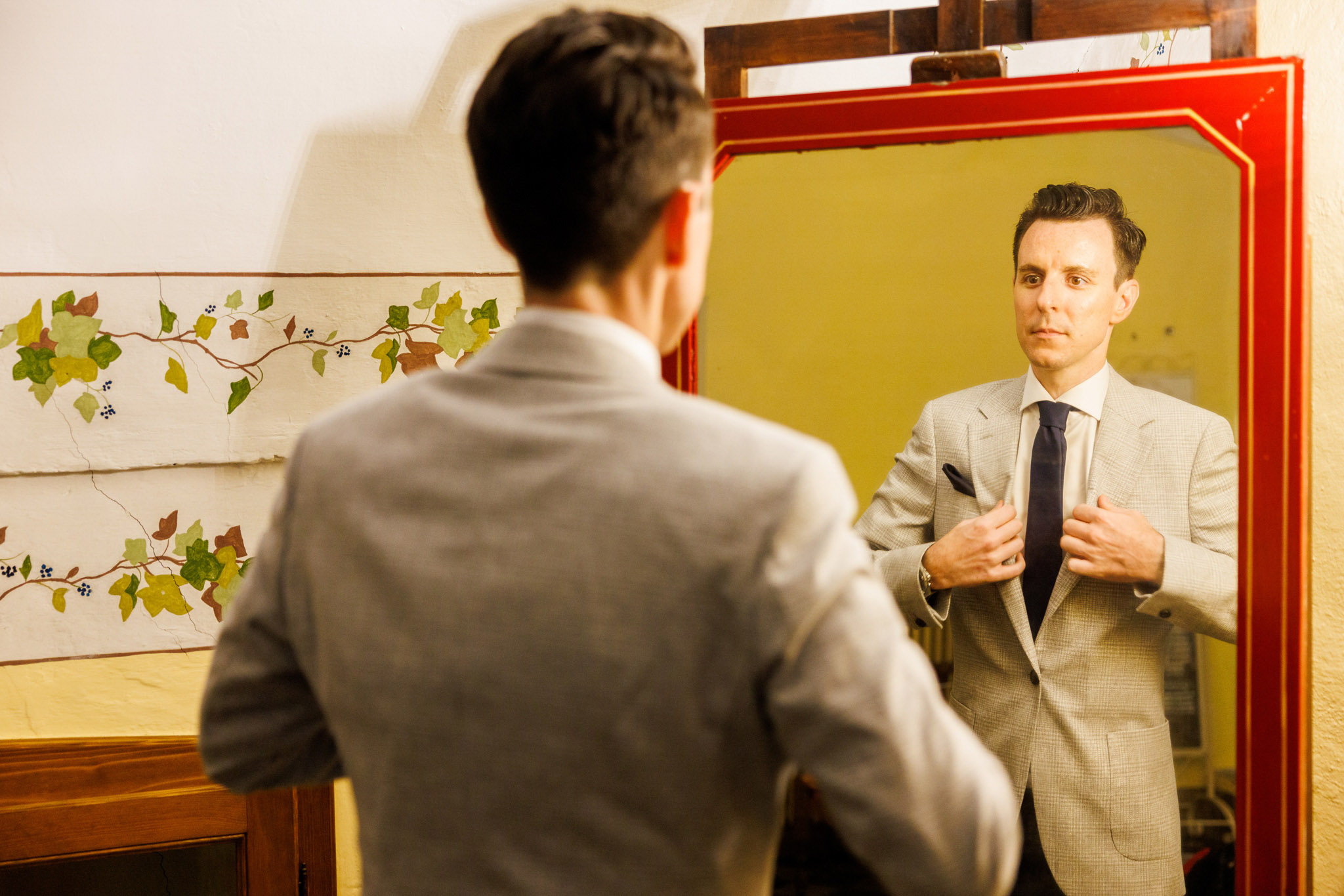 Destination Wedding Photographer Como Uno sposo durante la preparazione del matrimonio