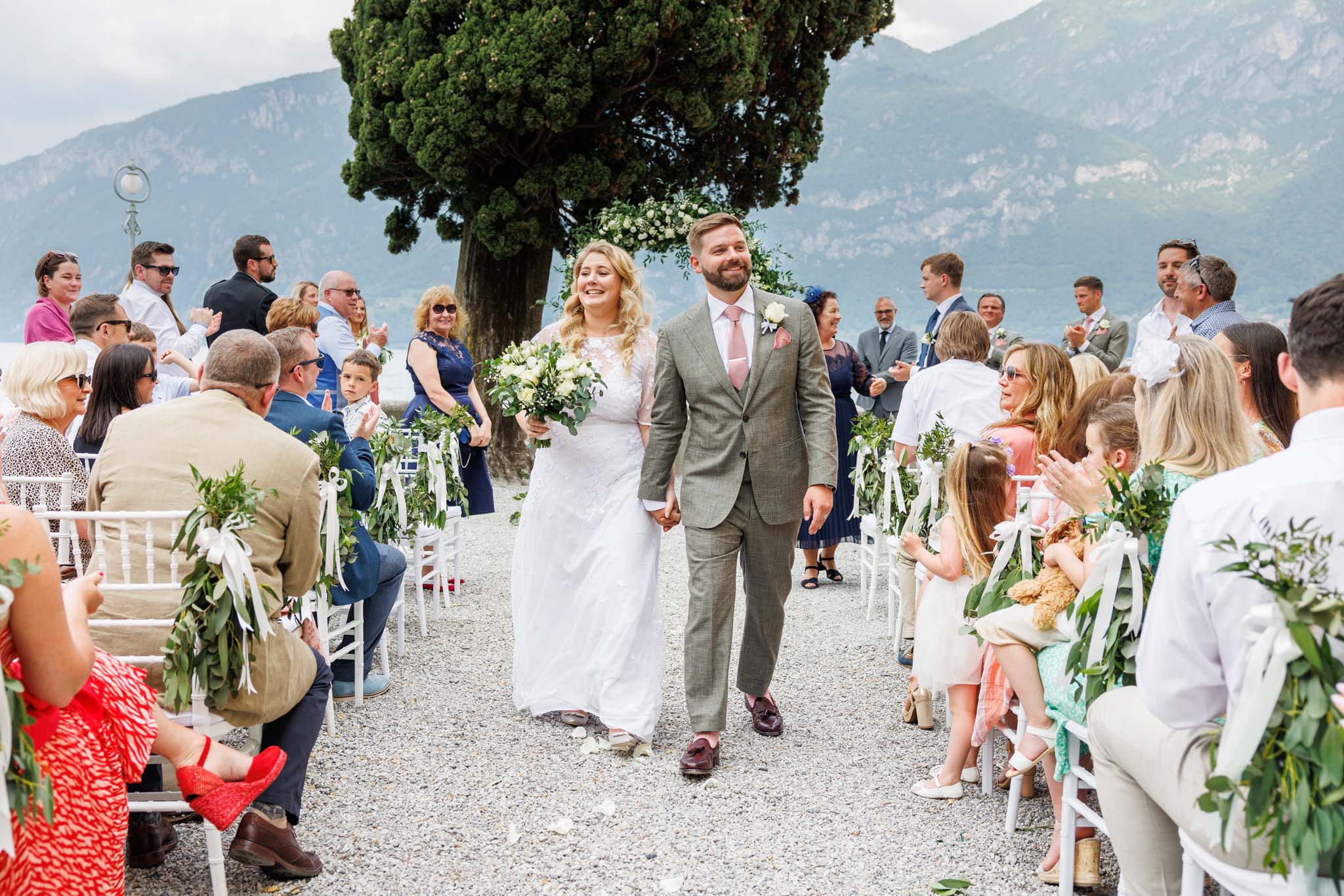 Destination Wedding Como Lake camminata degli sposi su navata al loro matrimonio