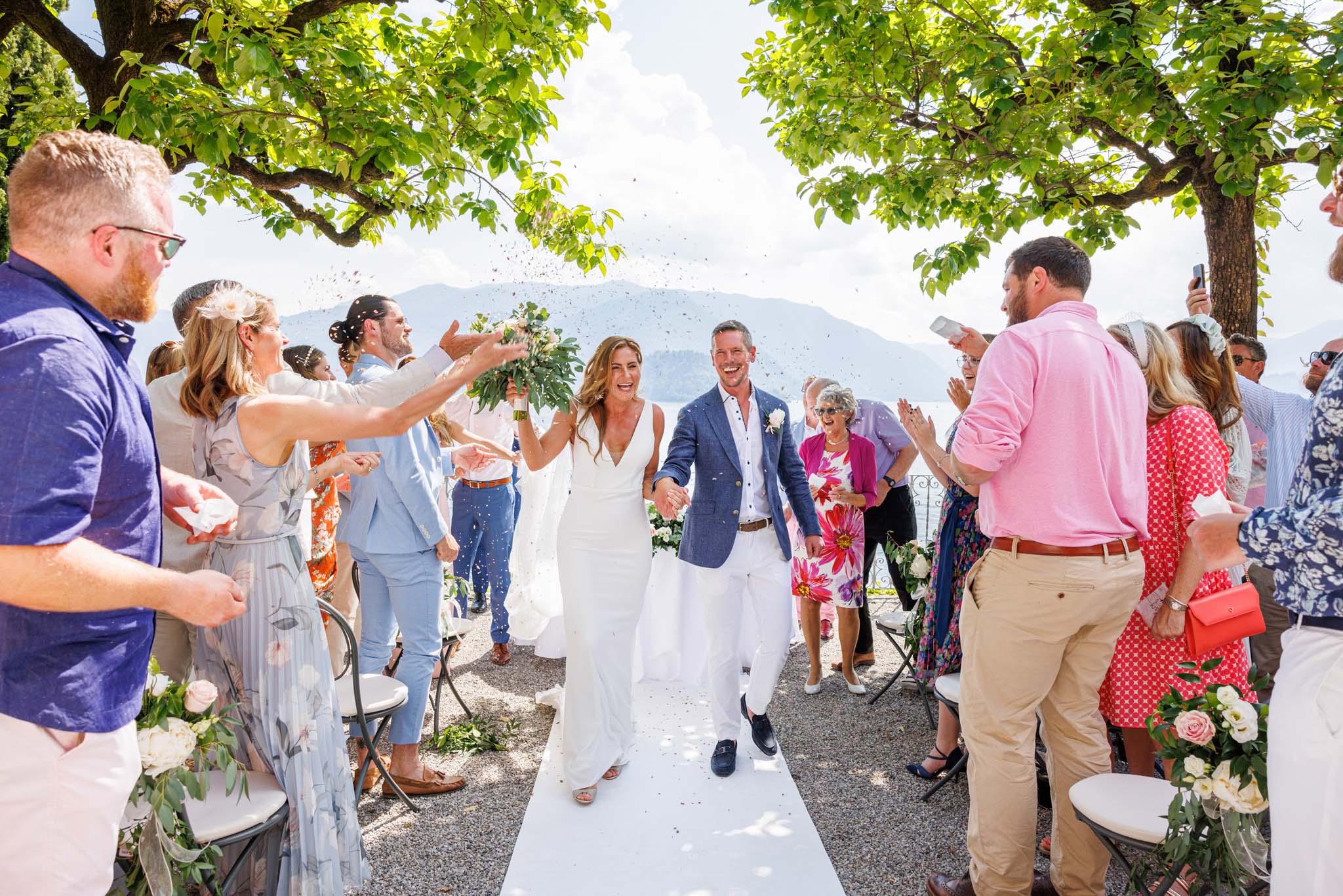 Destination Wedding Photographer Como Lake Gli sposi che camminano sulla navata al loro matimonio
