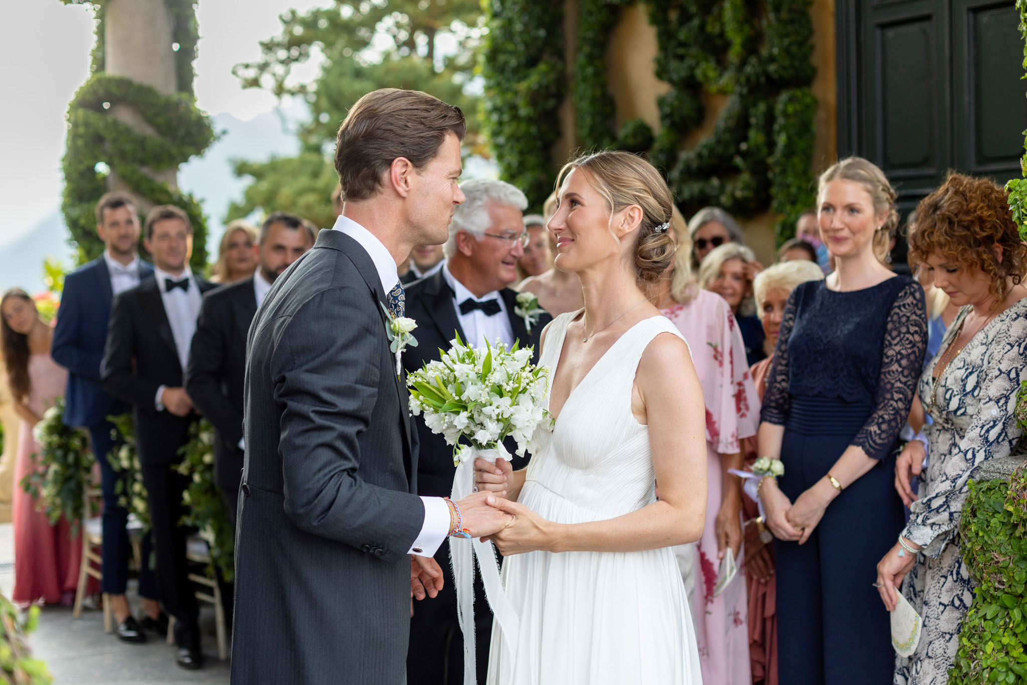 Destination Wedding Photographer Lake Como Uno sposo e una sposa che si guardano il giorno del loro matrimonio