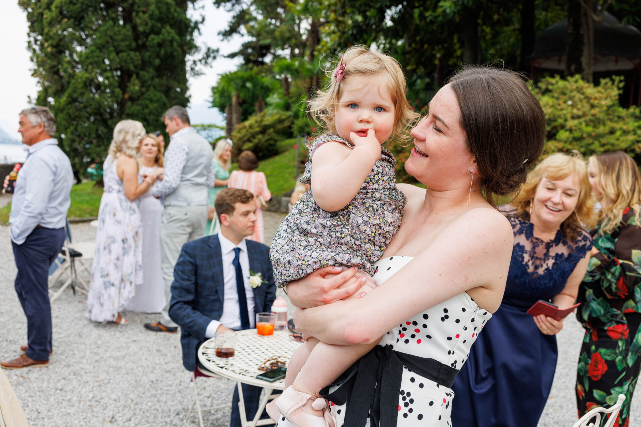 Destination Wedding Como Lake Bambina con invitata al matrimonio
