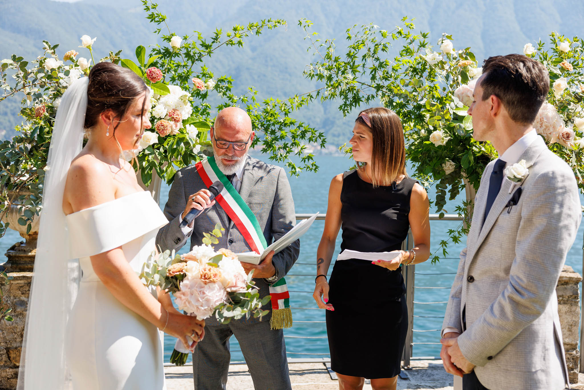 Destination Wedding Photographer Como Gli sposi insieme al cerimoniere al loro matrimonio