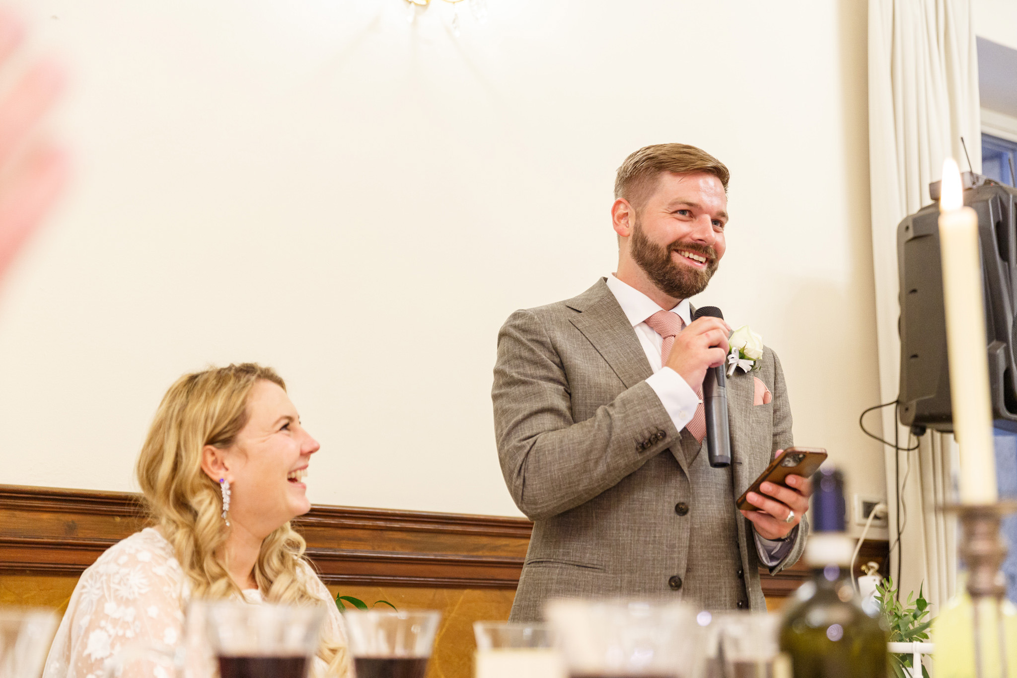 Destination Wedding Como Lake Sposo che espone le promesse al suo matrimonio