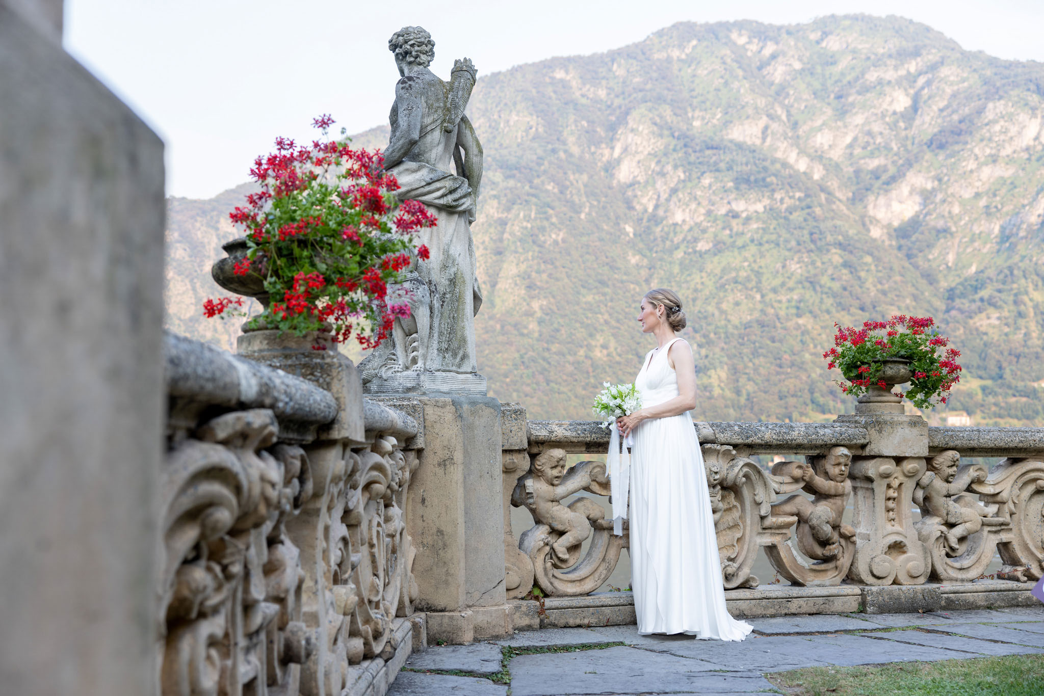 Destination Wedding Photographer Lake Como Una sposa che guarda il lago da una villa sul lago di Como