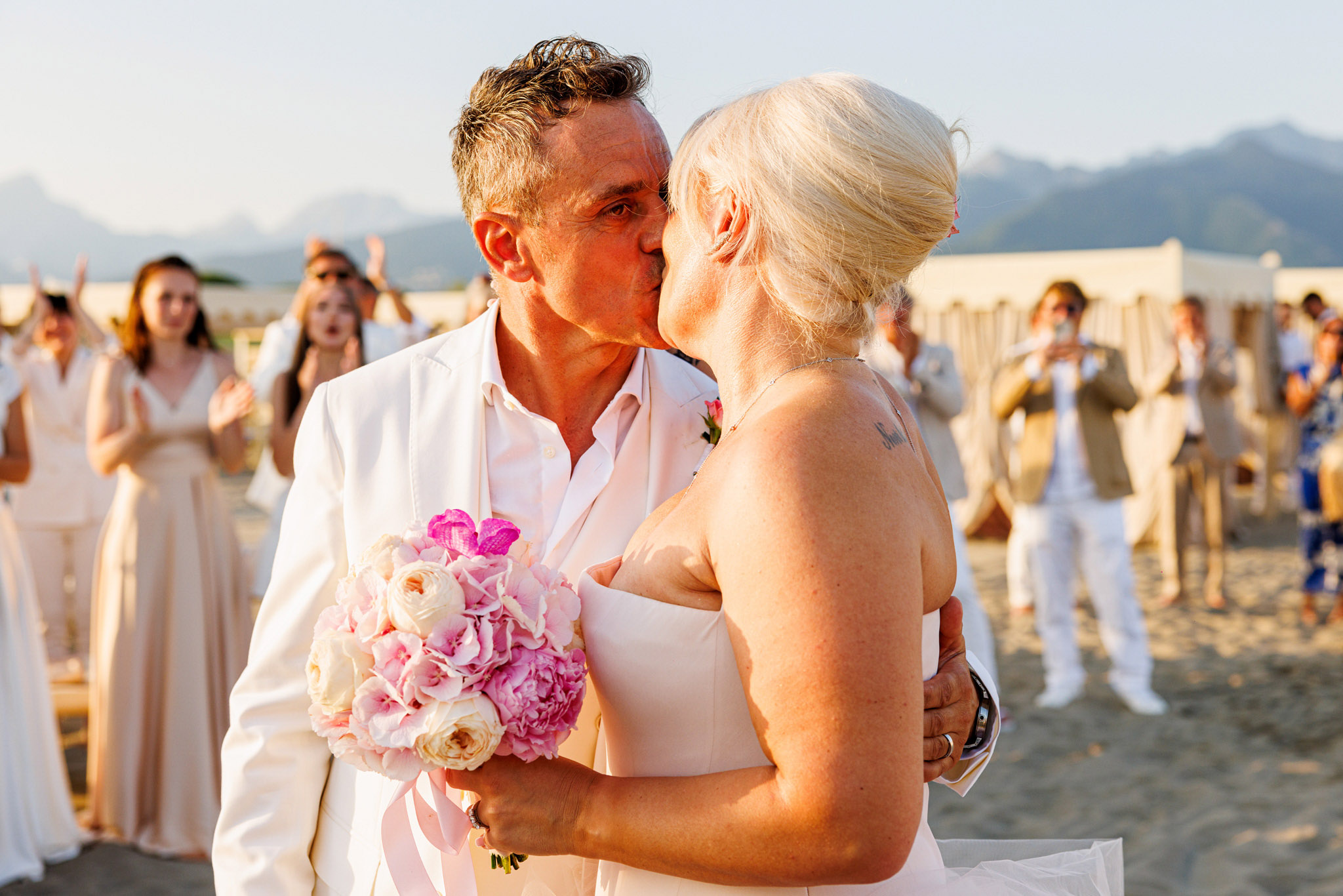 Destination Wedding Tuscany Gli sposi che si baciano durante la cerimonia del loro matrimonio