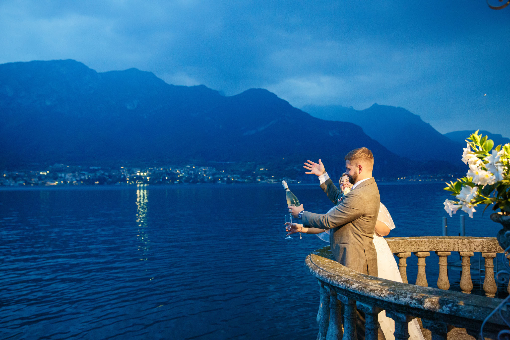 Destination Wedding Como Lake Sposo e sposa stappano champagne durante il loro matrimonio