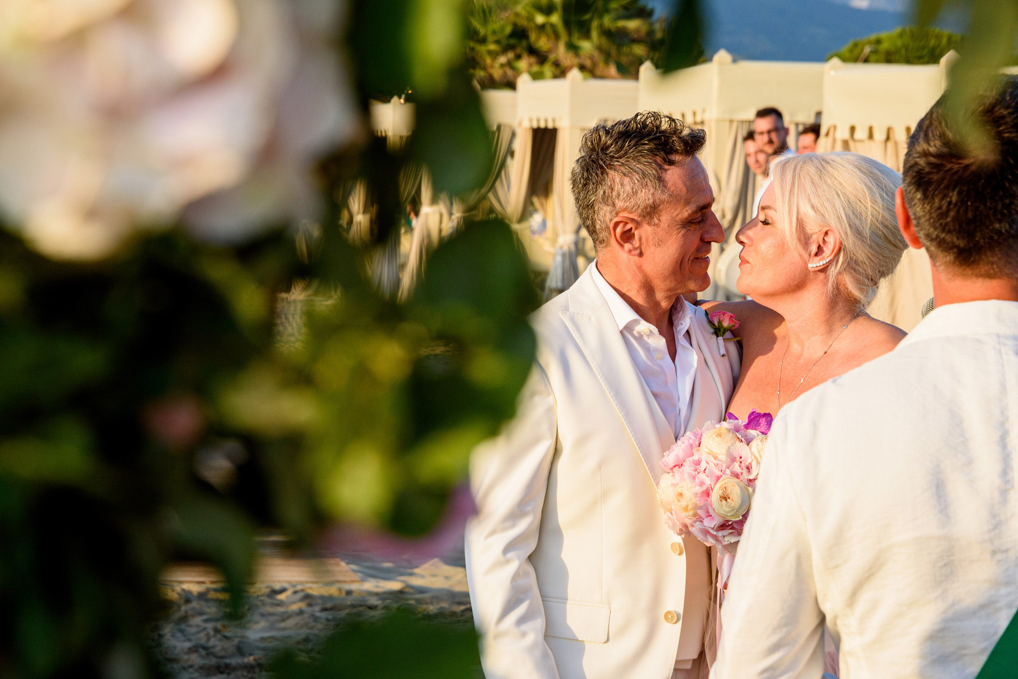 Destination Wedding Tuscany Gli sposi che si baciano durante la cerimonia del loro matrimonio