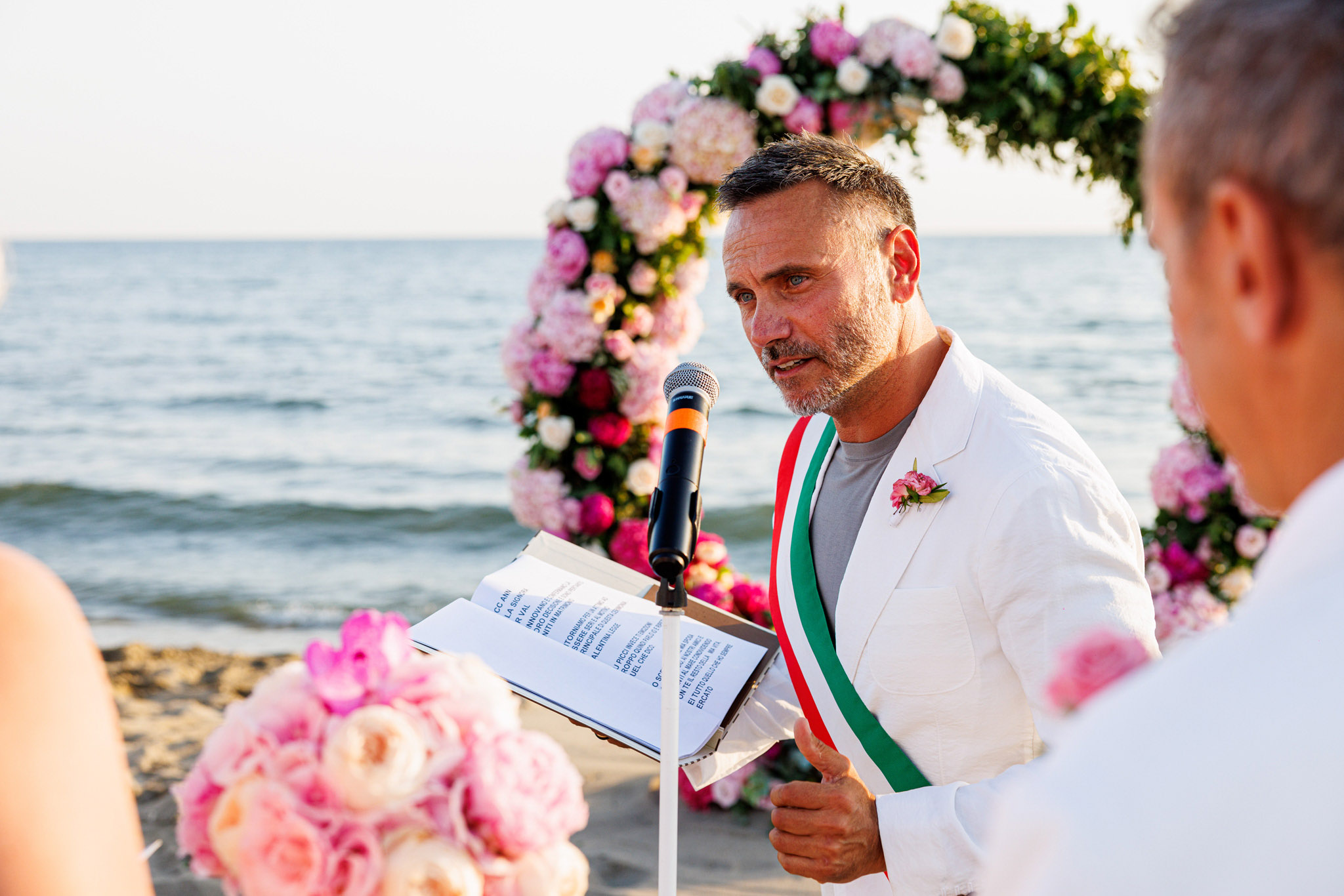 Destination Wedding Tuscany Il cerimoniere che parla agli sposi durante la cerimonia