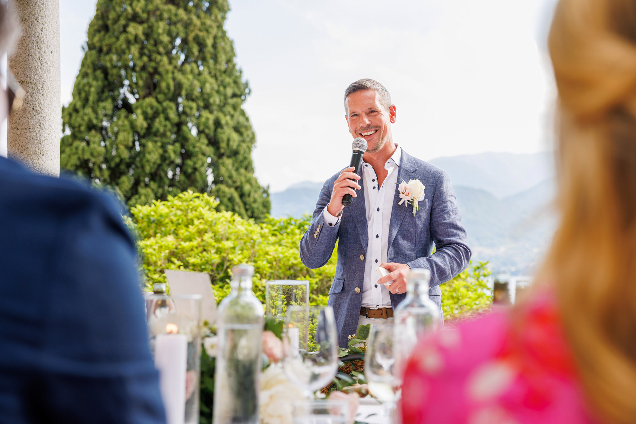 Destination Wedding Photographer Como Lake Lo sposo che espone le promesse al suo matrimonio
