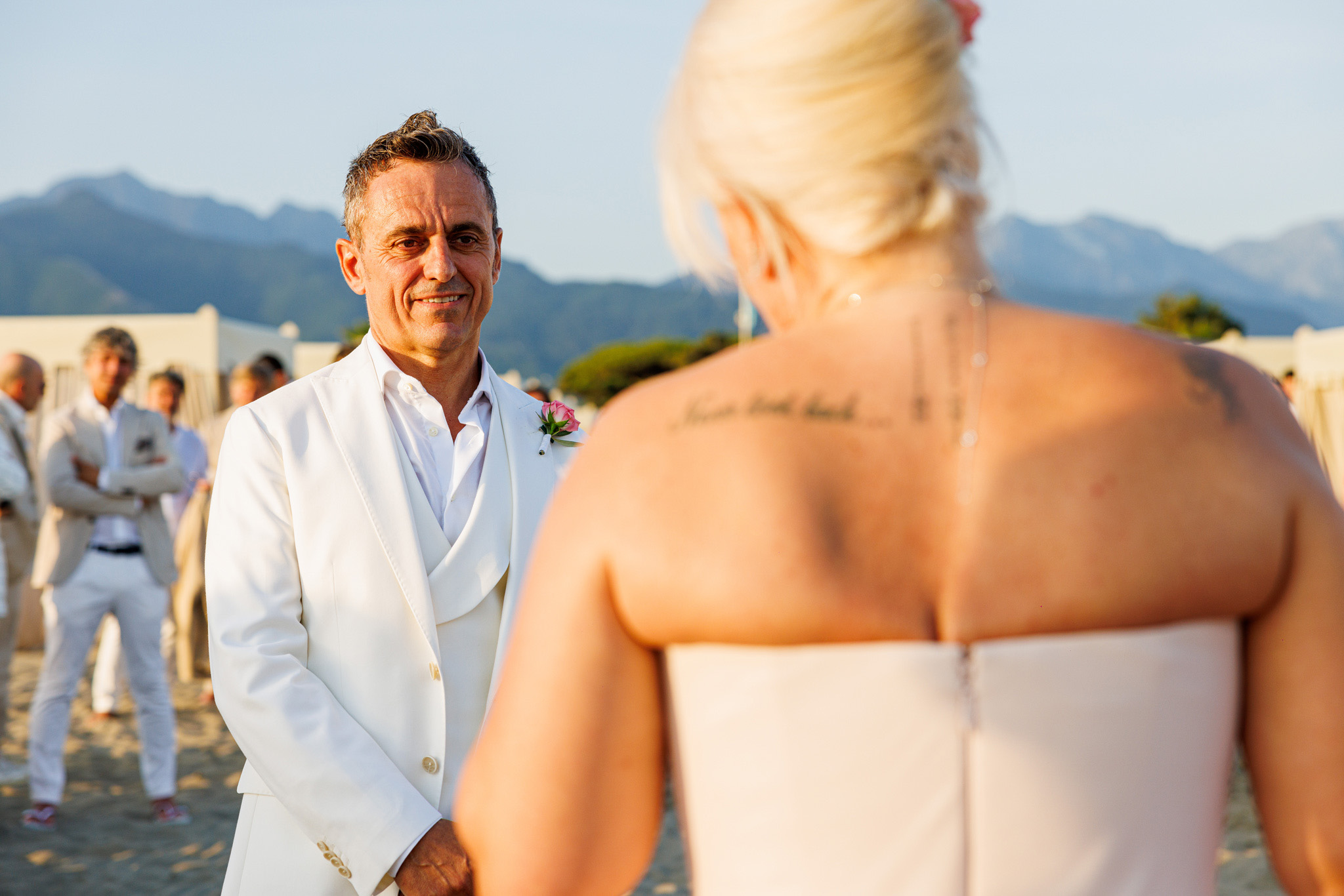 Destination Wedding Tuscany Uno sposo che guarda la sposa il giorno del suo matrimonio