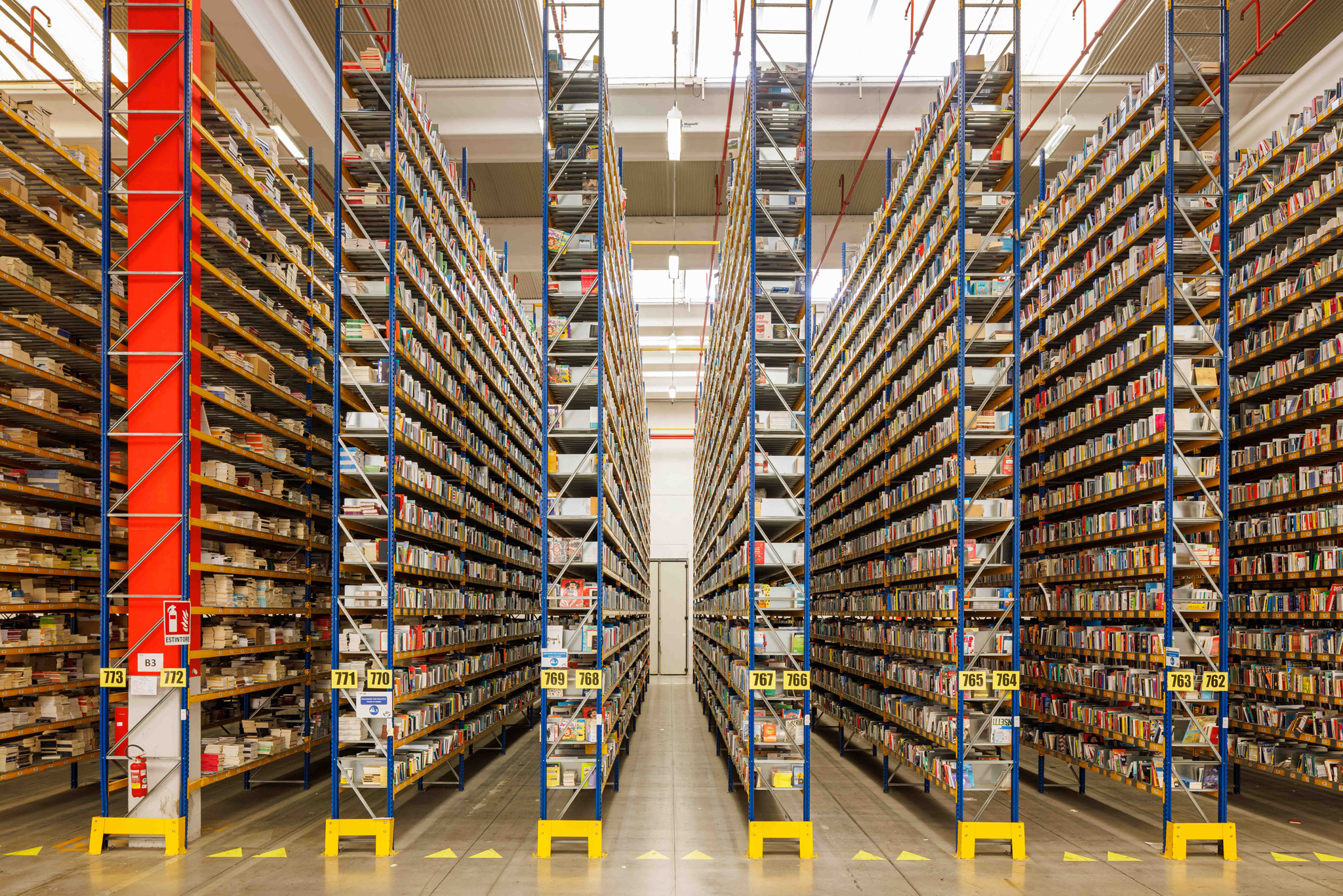 Fotografo Architettura Stradella Fotografie di un magazzino per Emmelibri