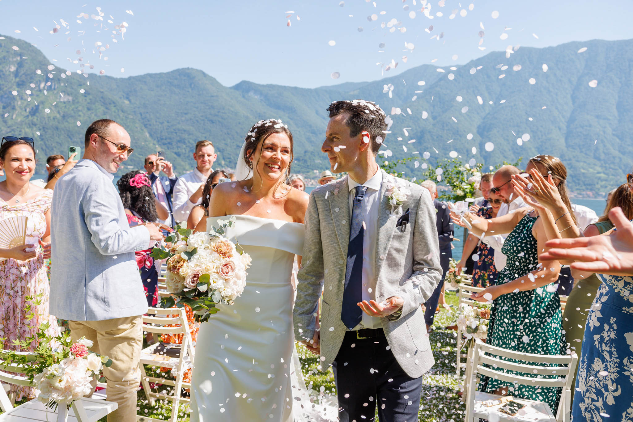 Destination Wedding Photographer Como Gli sposi che camminano sulla navata del loro matrimonio