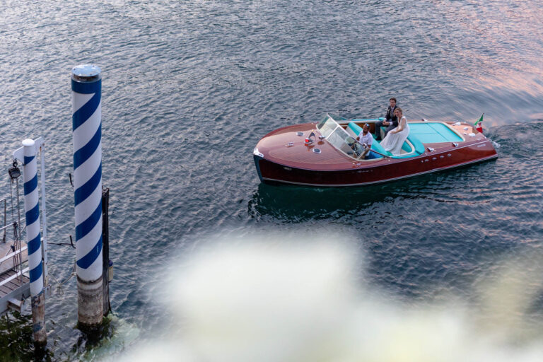 Barca con gli sposi sul lago di Como
