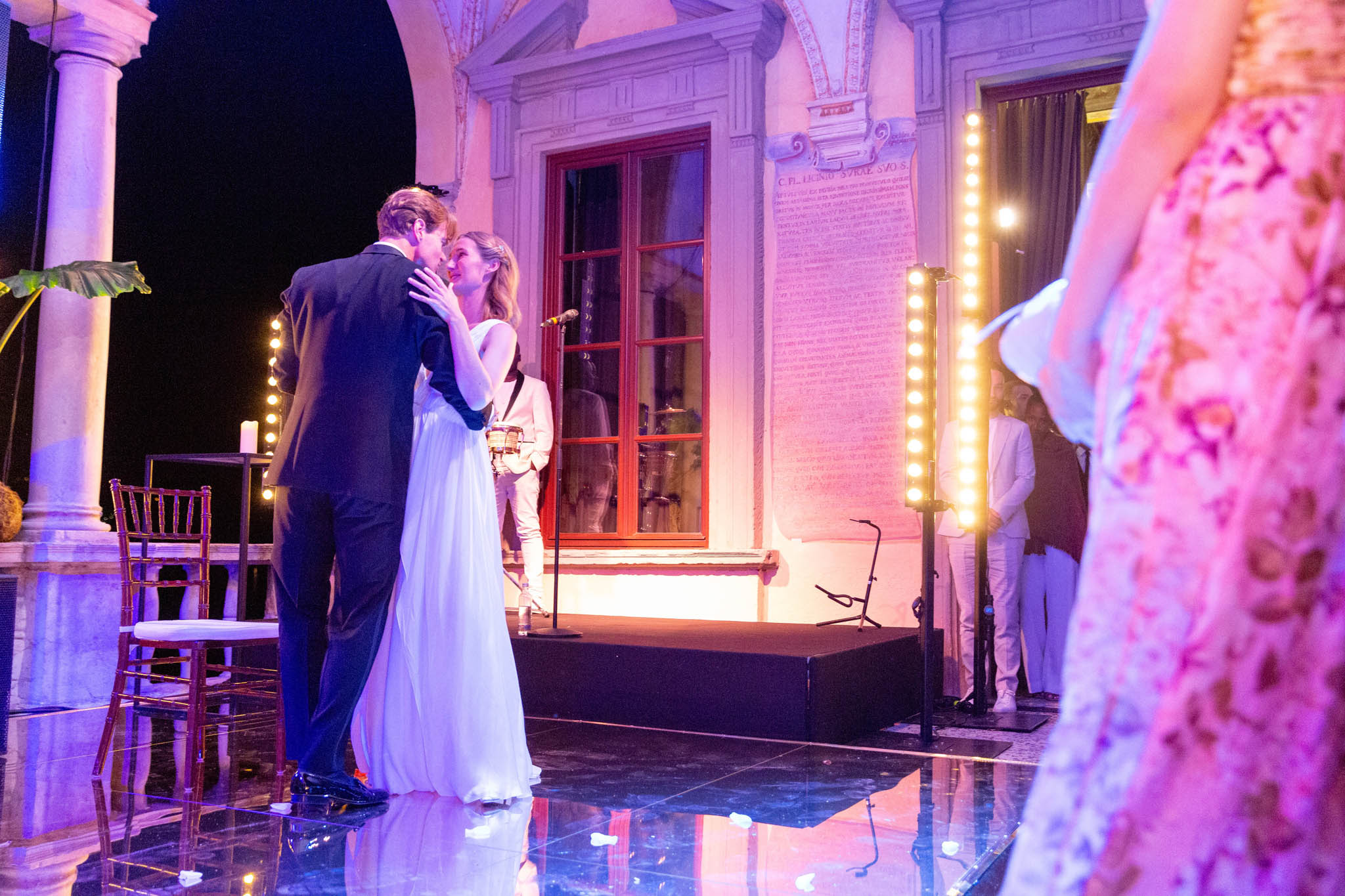 Destination Wedding Photographer Lake Como Una coppia di sposi che ballano il giorno del loro matrimonio