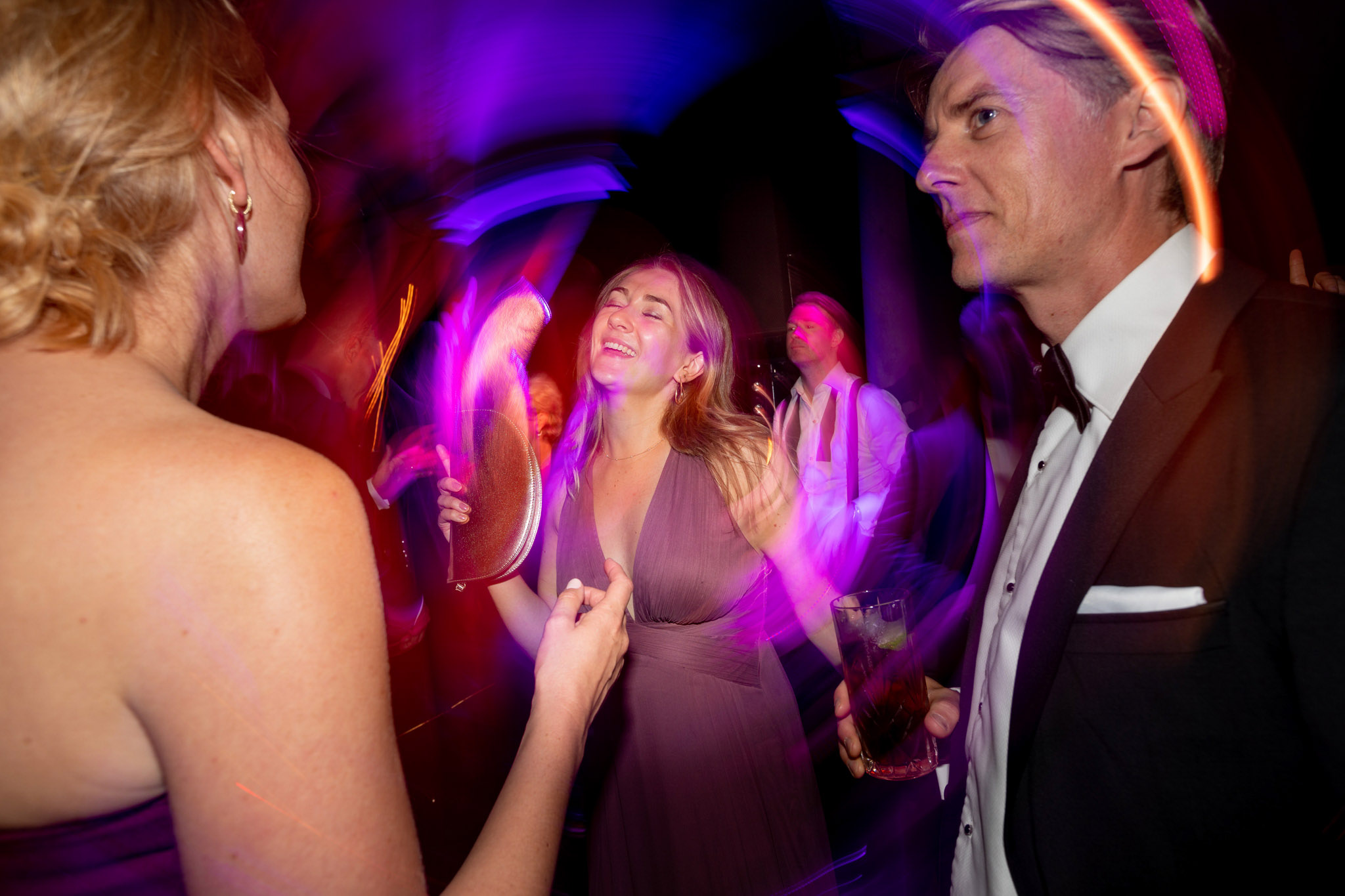 Destination Wedding Photographer Lake Como Una donna che balla ad un matrimonio
