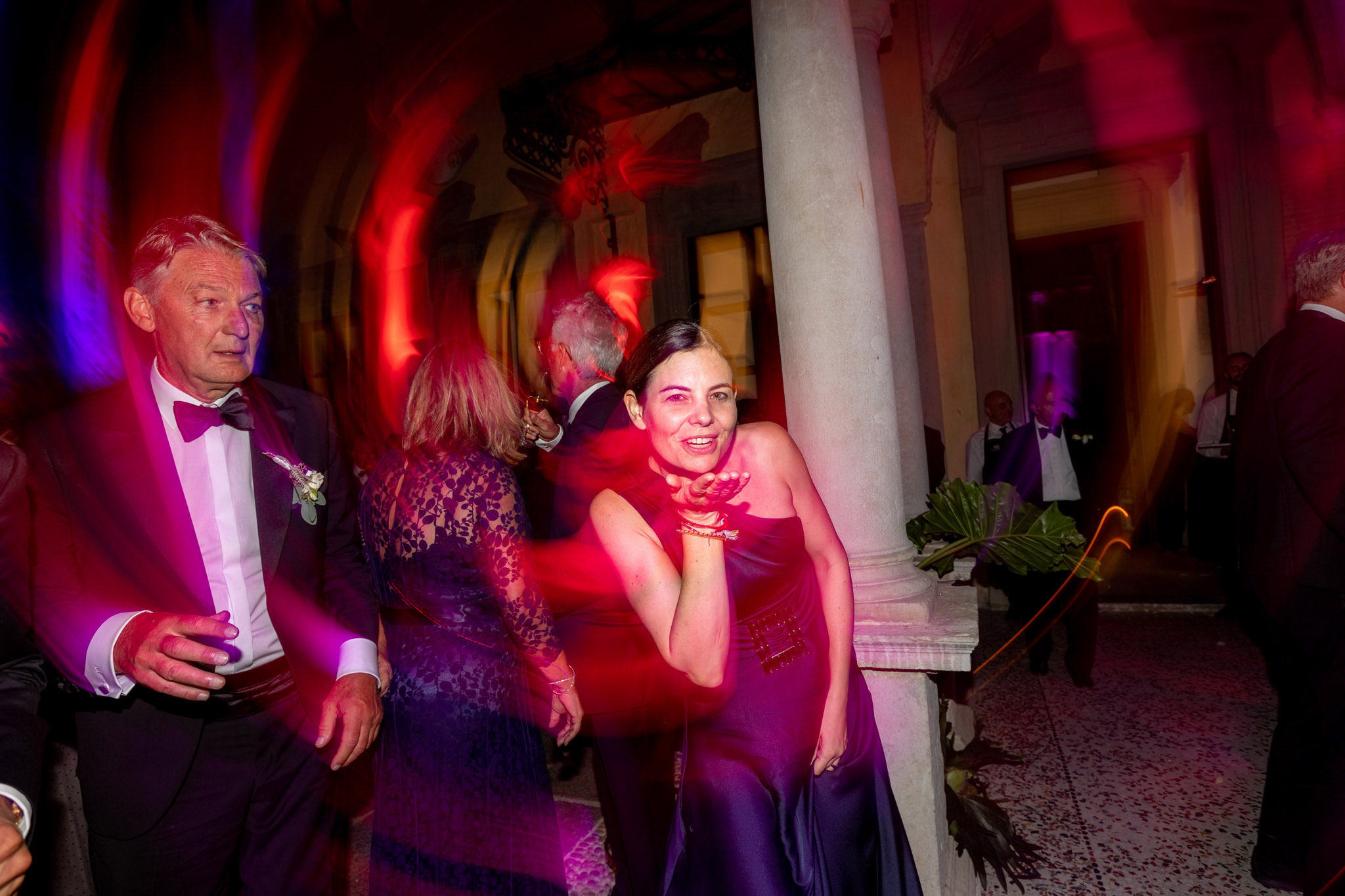 Destination Wedding Photographer Lake Como Una donna che balla ad un matrimonio