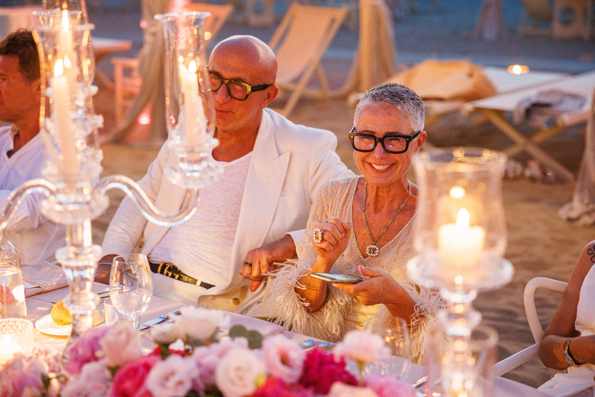 Destination Wedding Tuscany Invitati che si divertono seduti alla tavolata di un matrimonio
