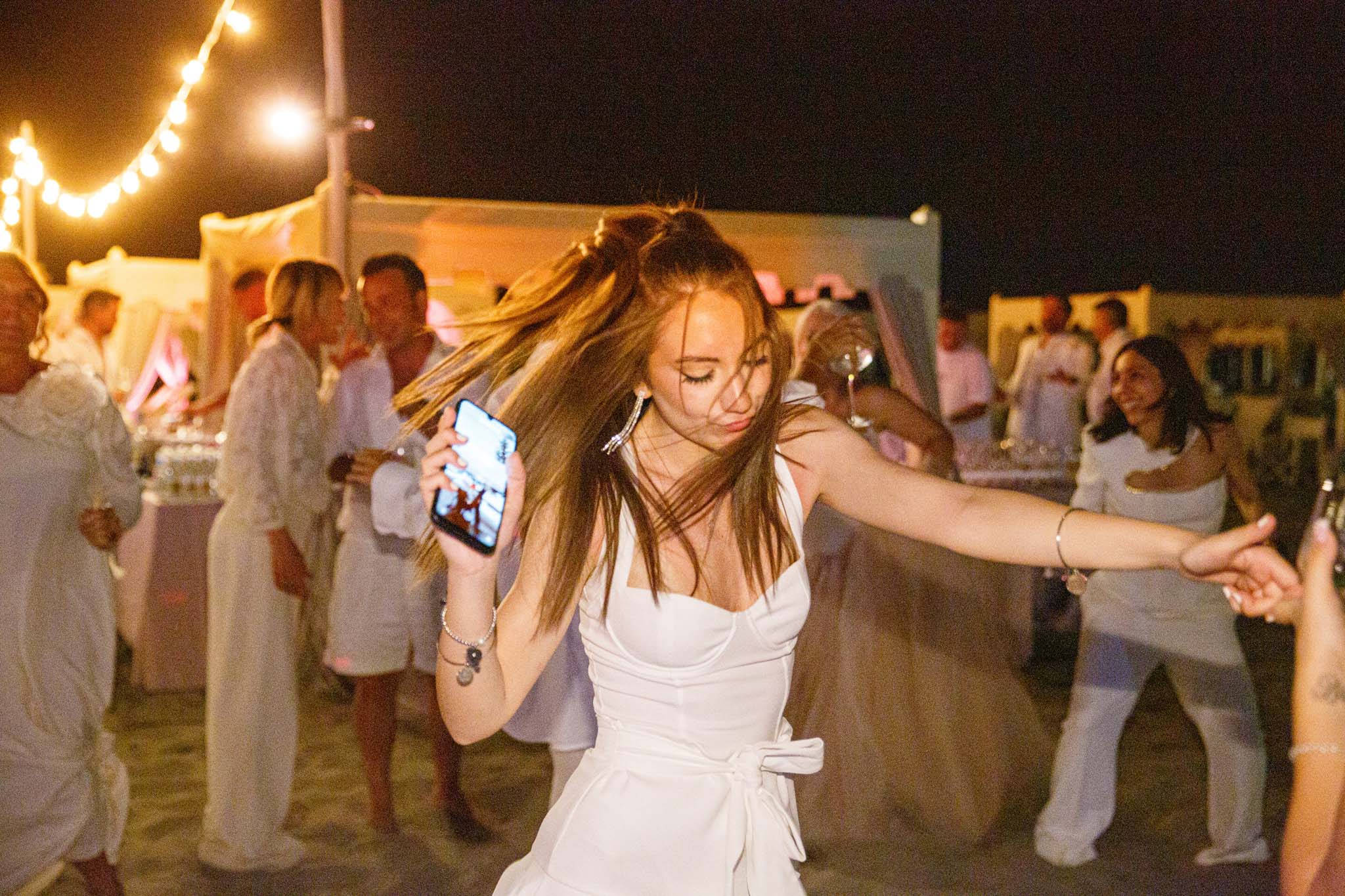 Destination Wedding Tuscany Una donna che si diverte durante un matrimonio