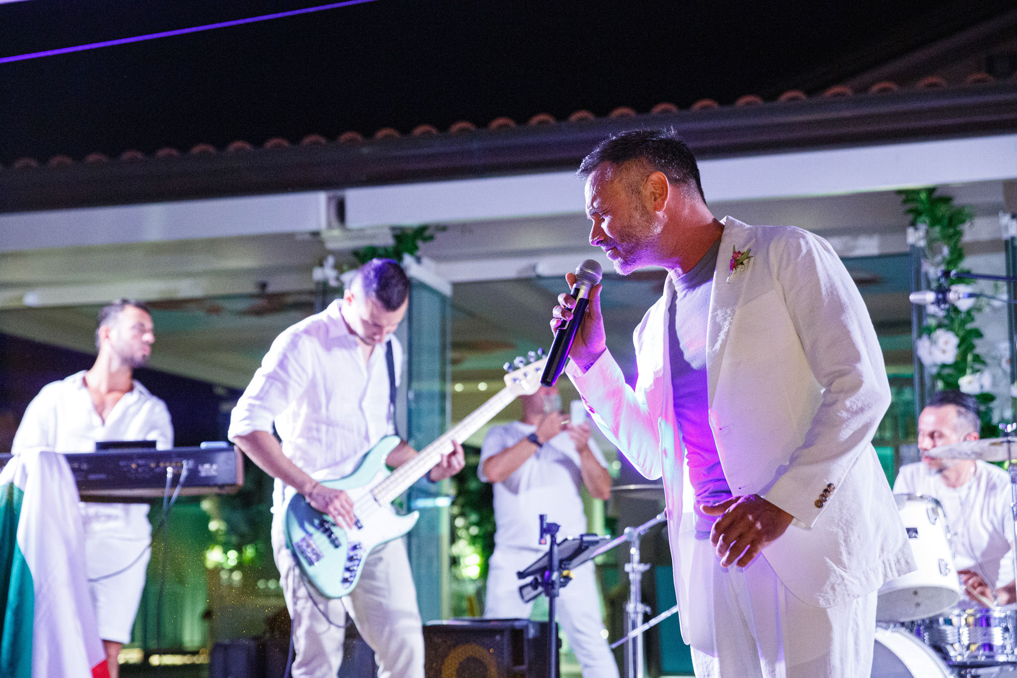 Destination Wedding Tuscany Cantante che canta insieme alla band ad un matrimonio