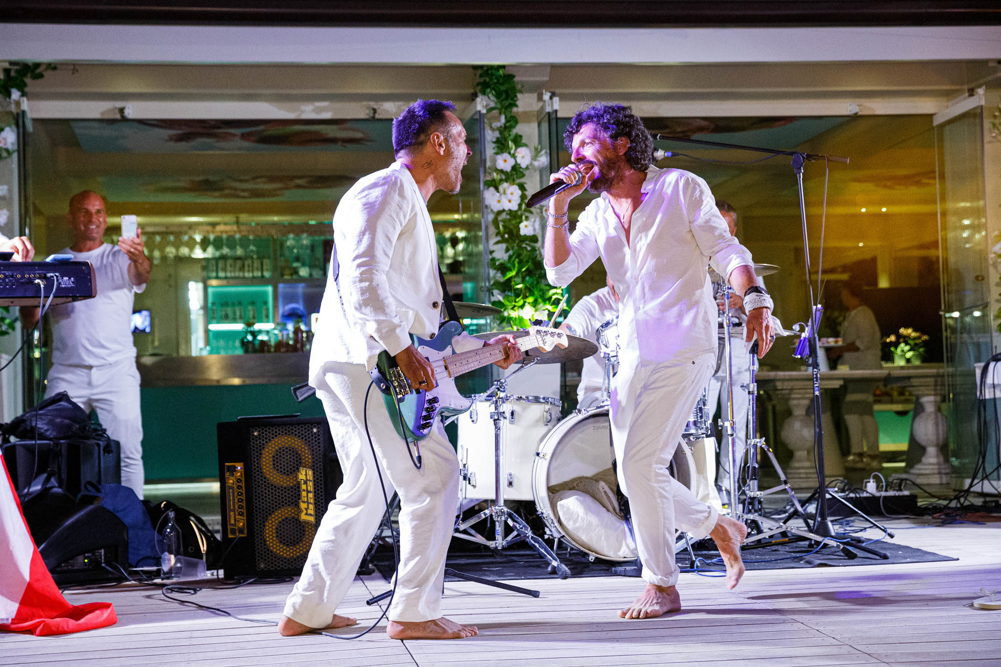 Destination Wedding Tuscany Cantante che canta insieme alla band ad un matrimonio