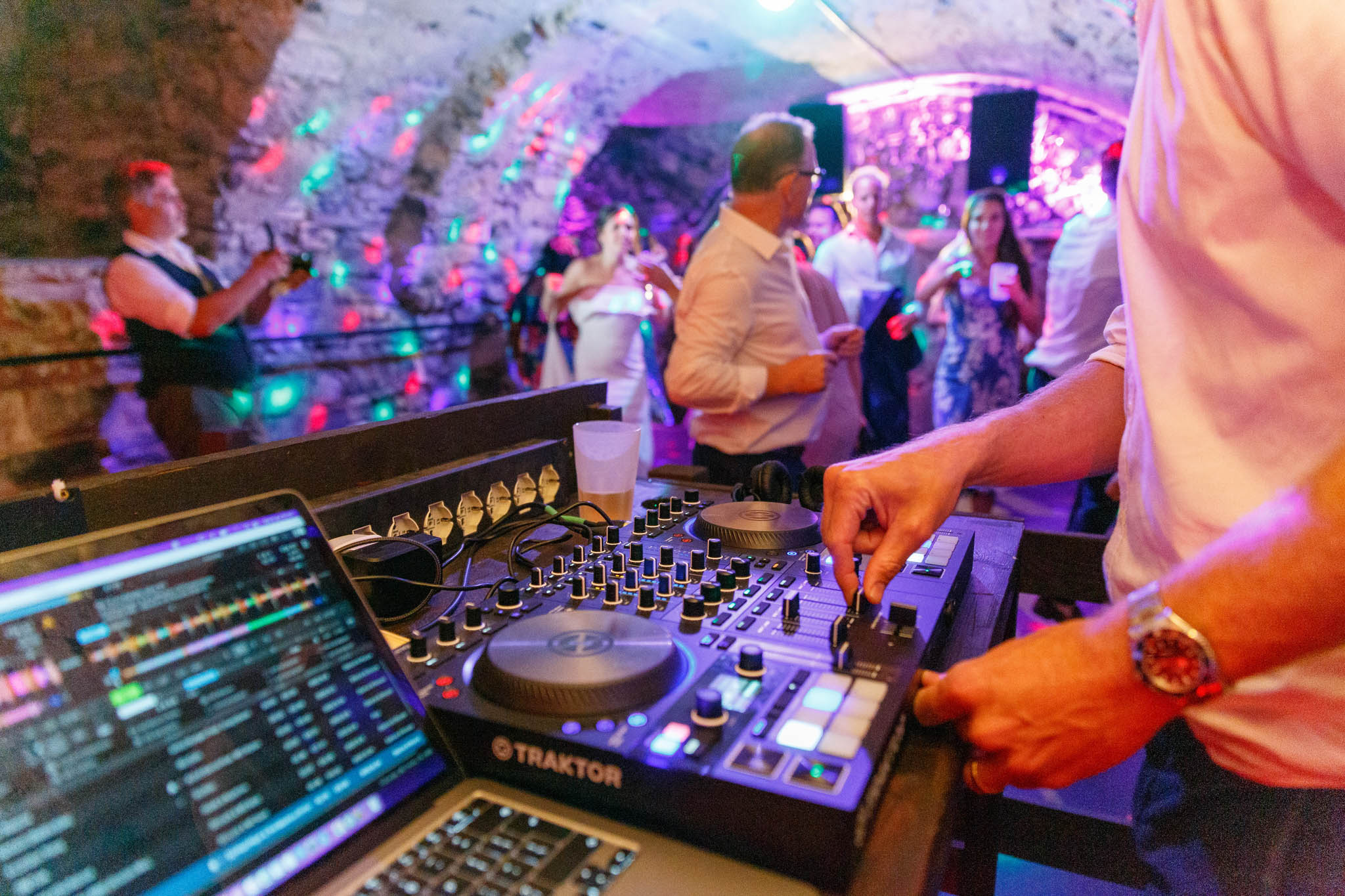 Destination Wedding Photographer Como DJ che suona ad un matrimonio