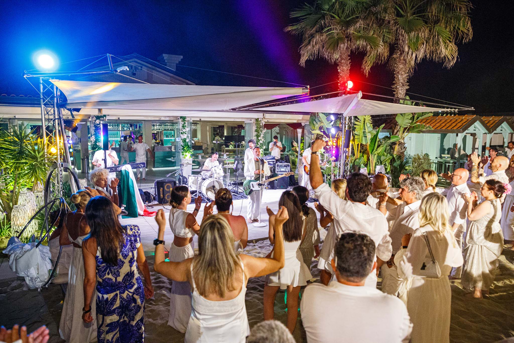 Destination Wedding Tuscany Invitati che si divertono ad un matrimonio sulla spiaggia